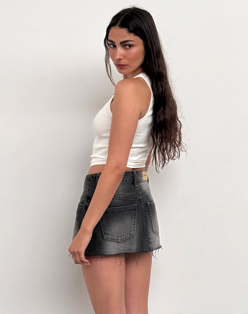 Image de la mini-jupe en denim à ourlet brut en gris usé Bleach