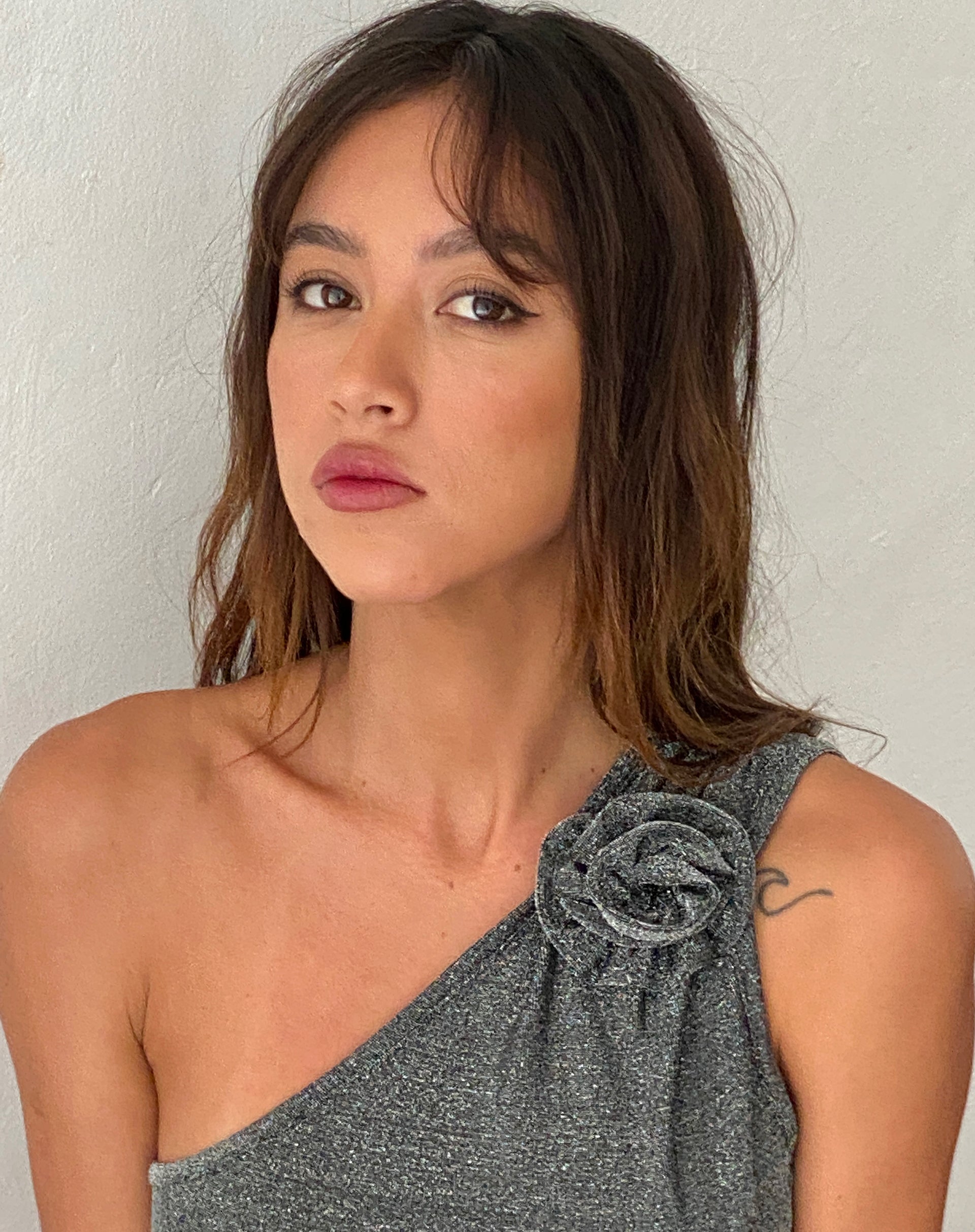 Image de Derse One Shoulder Top in Silver with Rosette