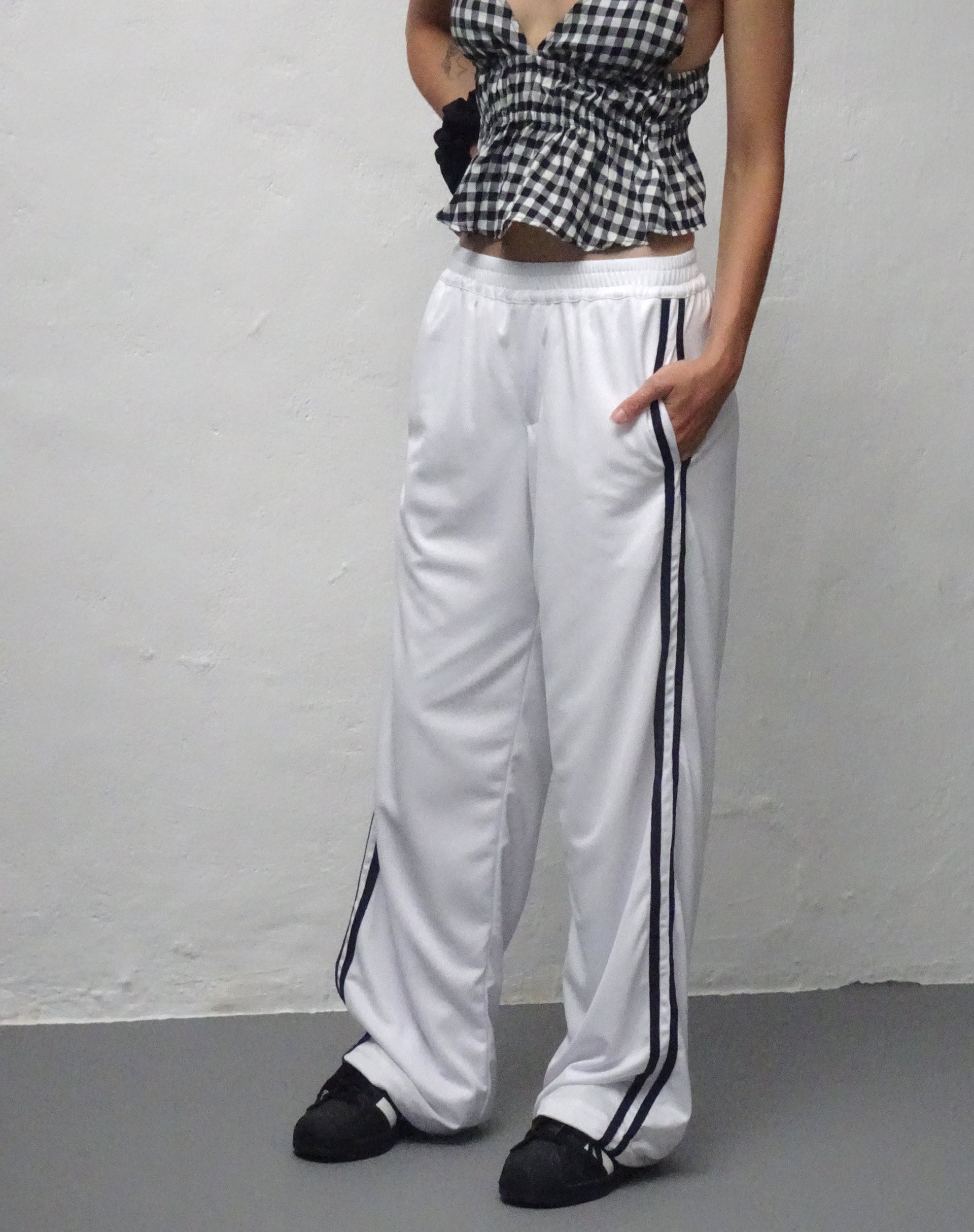 Image of Coze Wide Leg Jogger in White with Navy Double Stripe (Jogging à jambes larges en blanc avec double rayure en bleu marine)