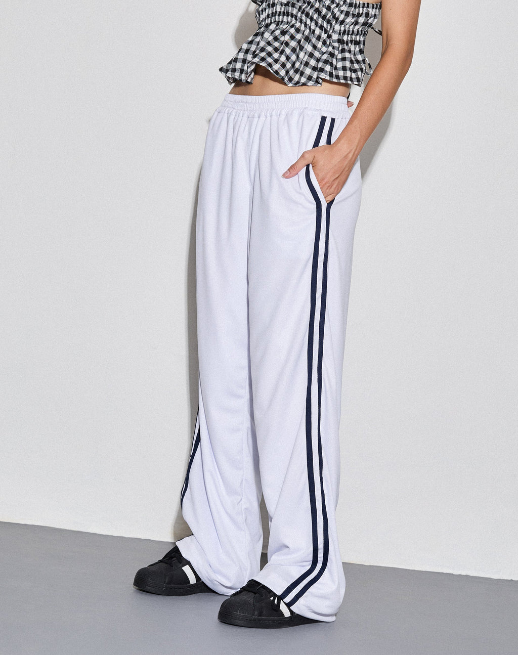 Pantalon de jogging à jambes larges de Coze en blanc avec double rayure marine