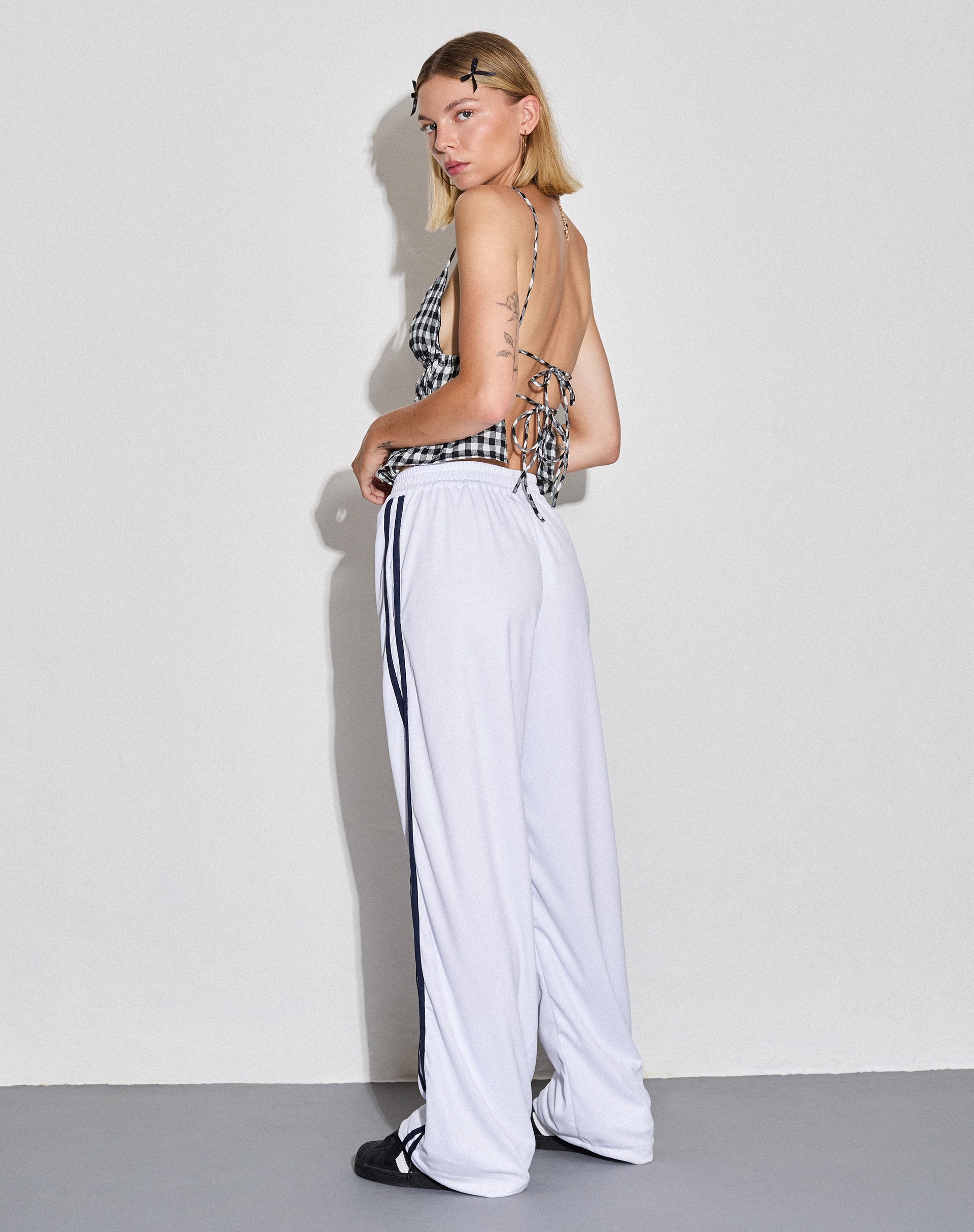 Image of Coze Wide Leg Jogger in White with Navy Double Stripe (Jogging à jambes larges en blanc avec double rayure en bleu marine)
