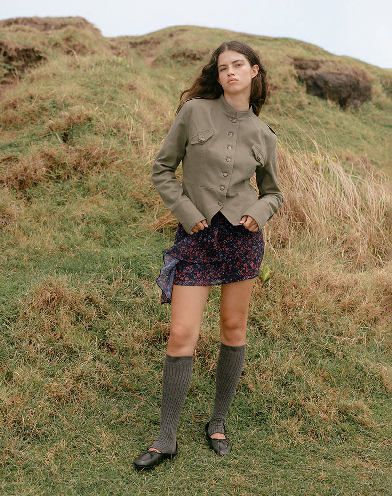 Image de la mini-jupe Naru en mousseline à fleurs éparses noires et rouges