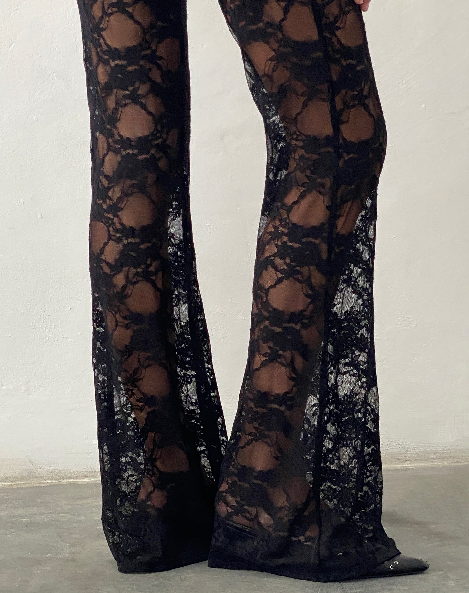 Image de Elio Pantalon évasé en dentelle noire