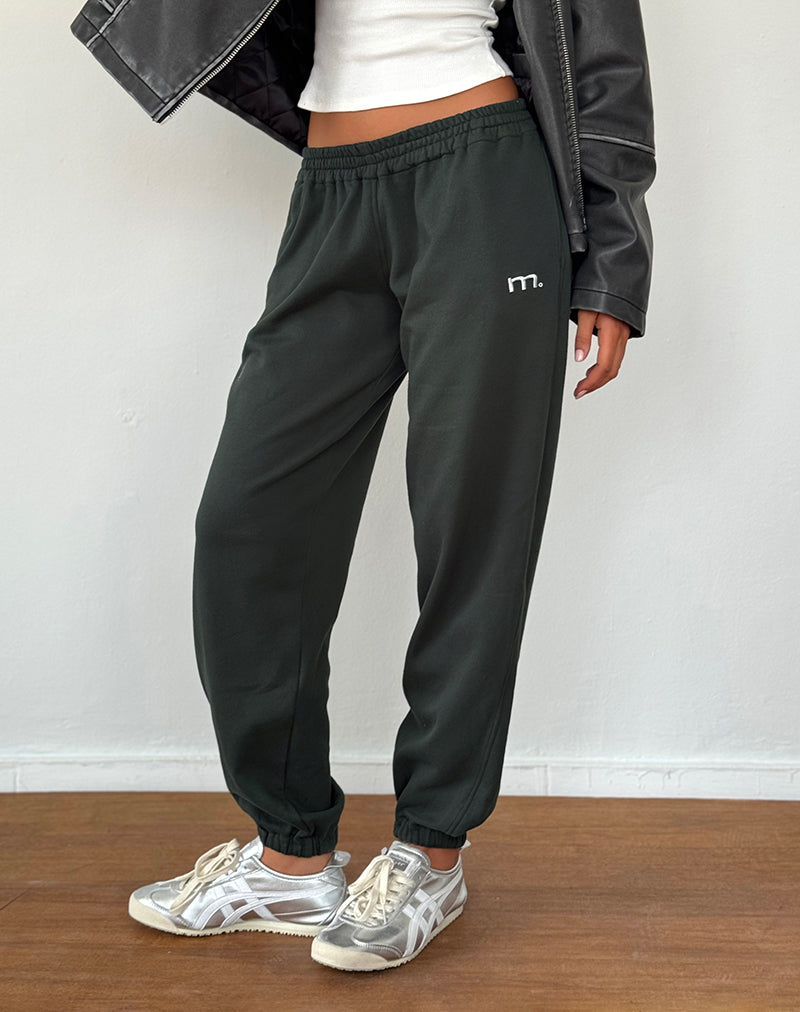 Em Jogger en Beluga Light Grey avec broderie M