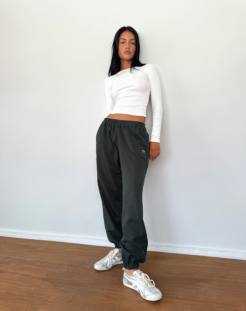 Em Jogger en Beluga Light Grey avec broderie M