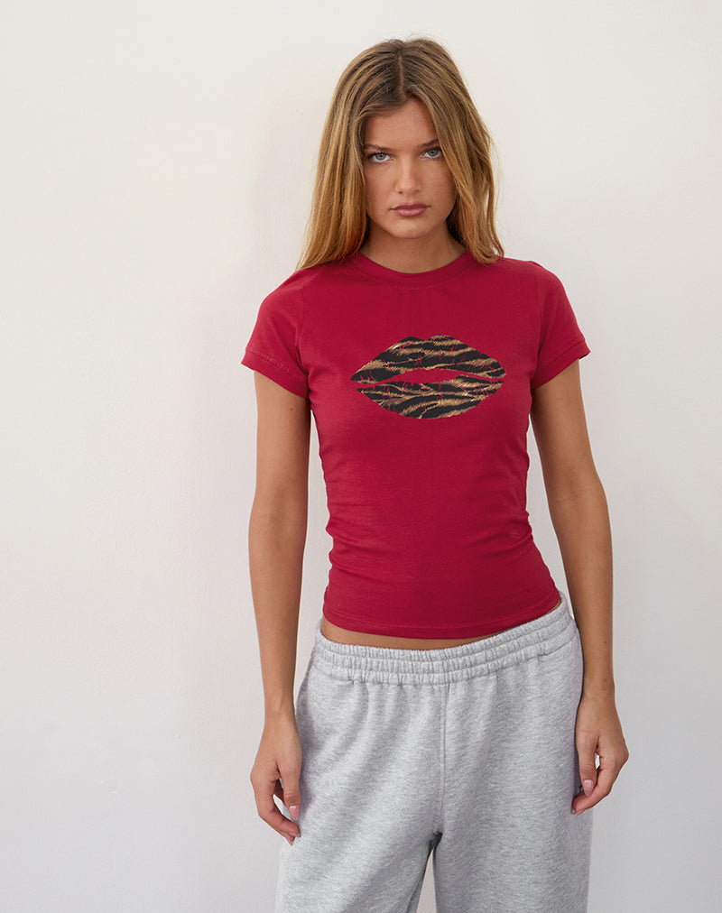 Image de Sutin Tee en rouge adrénaline avec lèvre imprimée léopard