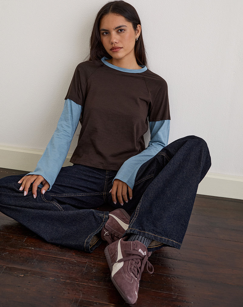 T-Shirt superposé Enid en brun chocolat et bleu clair