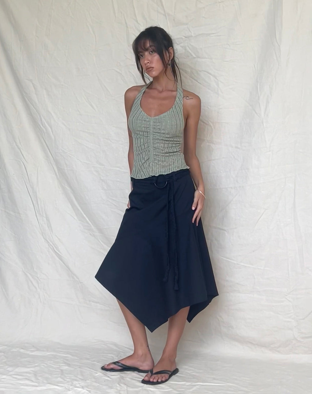 Nejusi - Jupe mi-longue asymétrique en noir avec ceinture tressée