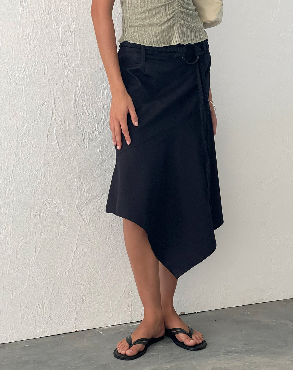 Nejusi - Jupe mi-longue asymétrique en noir avec ceinture tressée