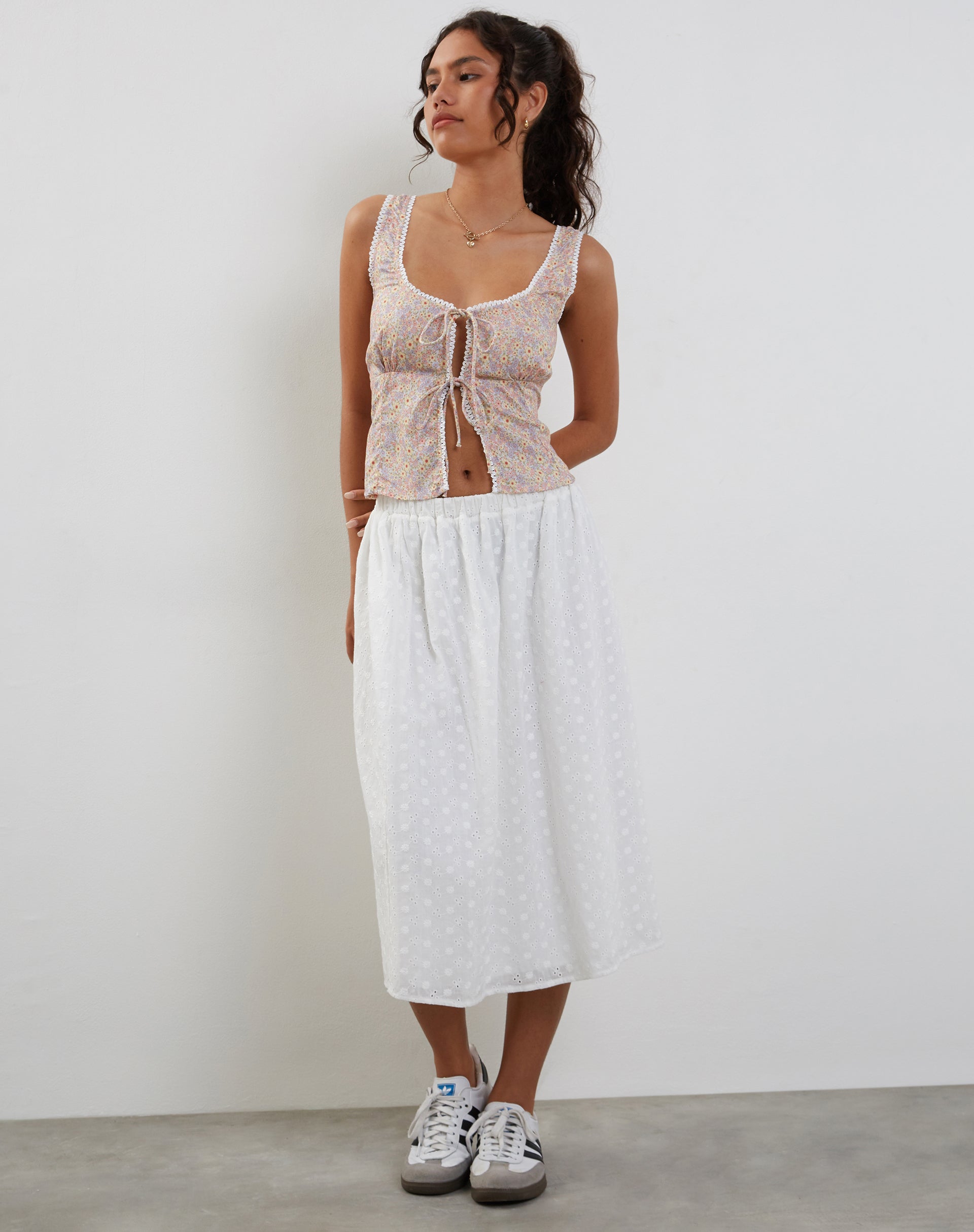 image de Esau Tie Front Top in 70s Prairie Girl Floral