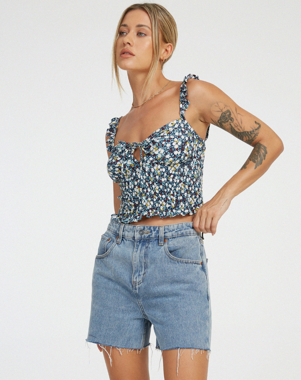 Ezra Crop Top in Floral Field Navy (Haut de forme Ezra)