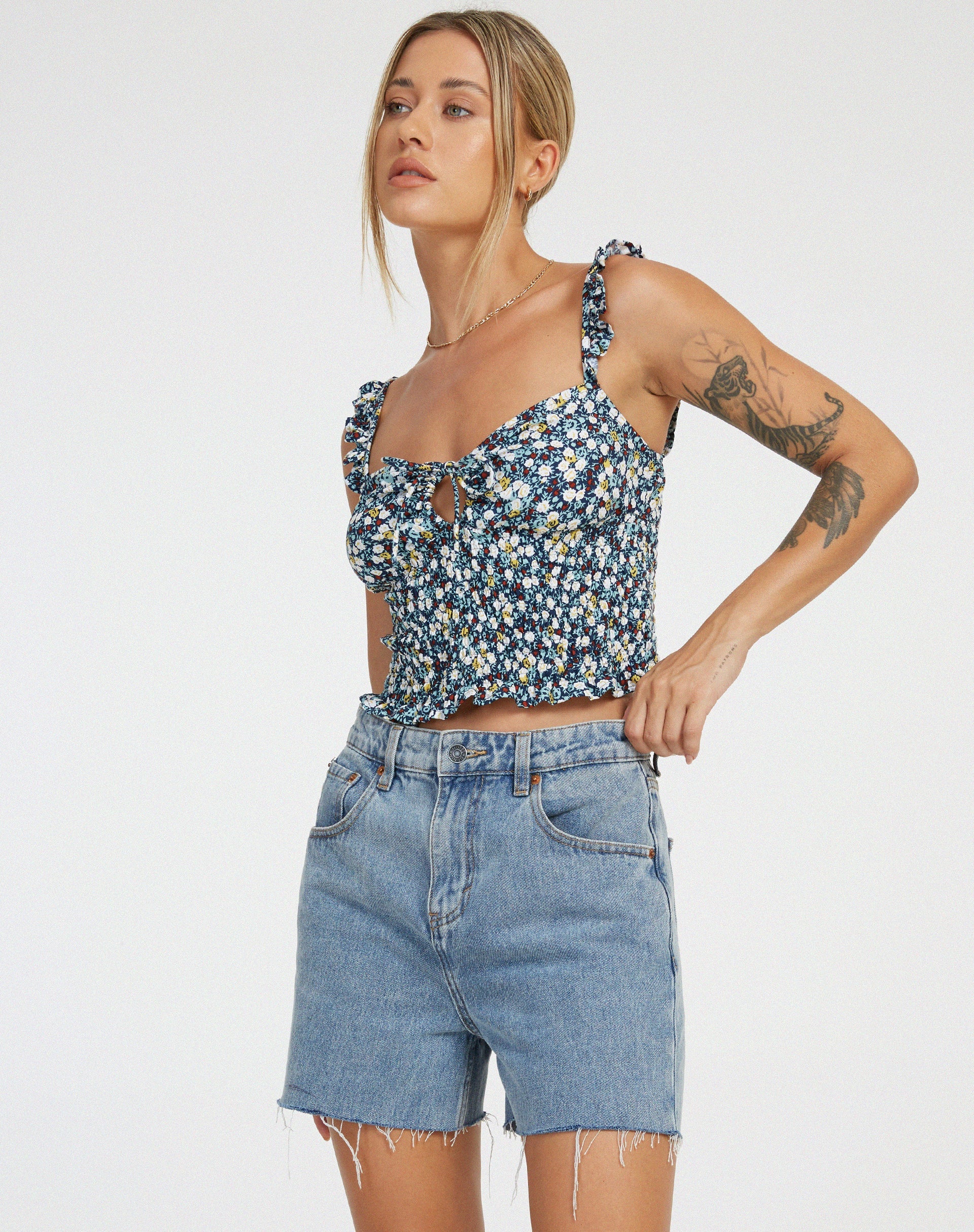 image de Ezra Crop Top in Floral Field Navy