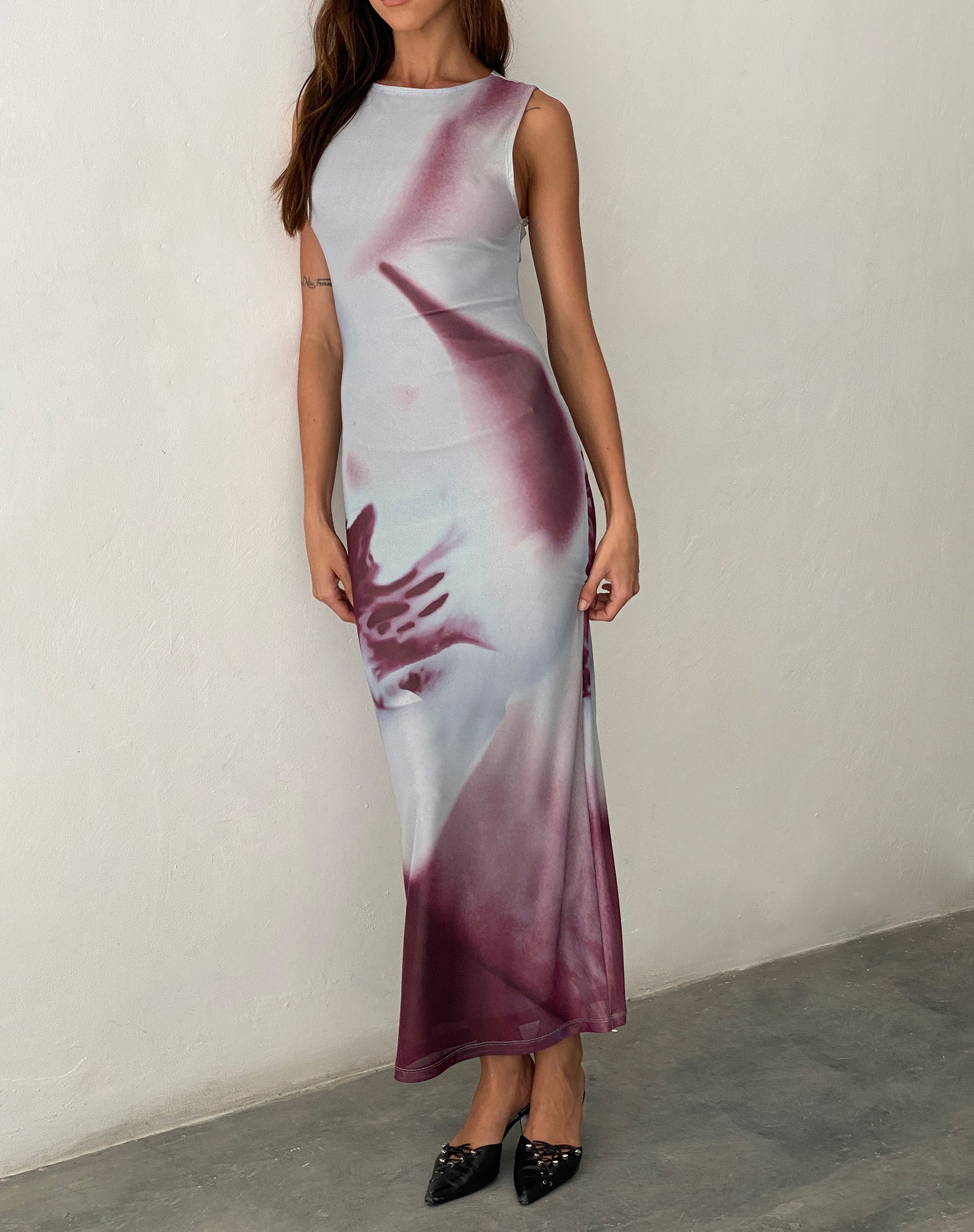 Image de la robe longue imprimée Fayola en gris Anatomie de la nature