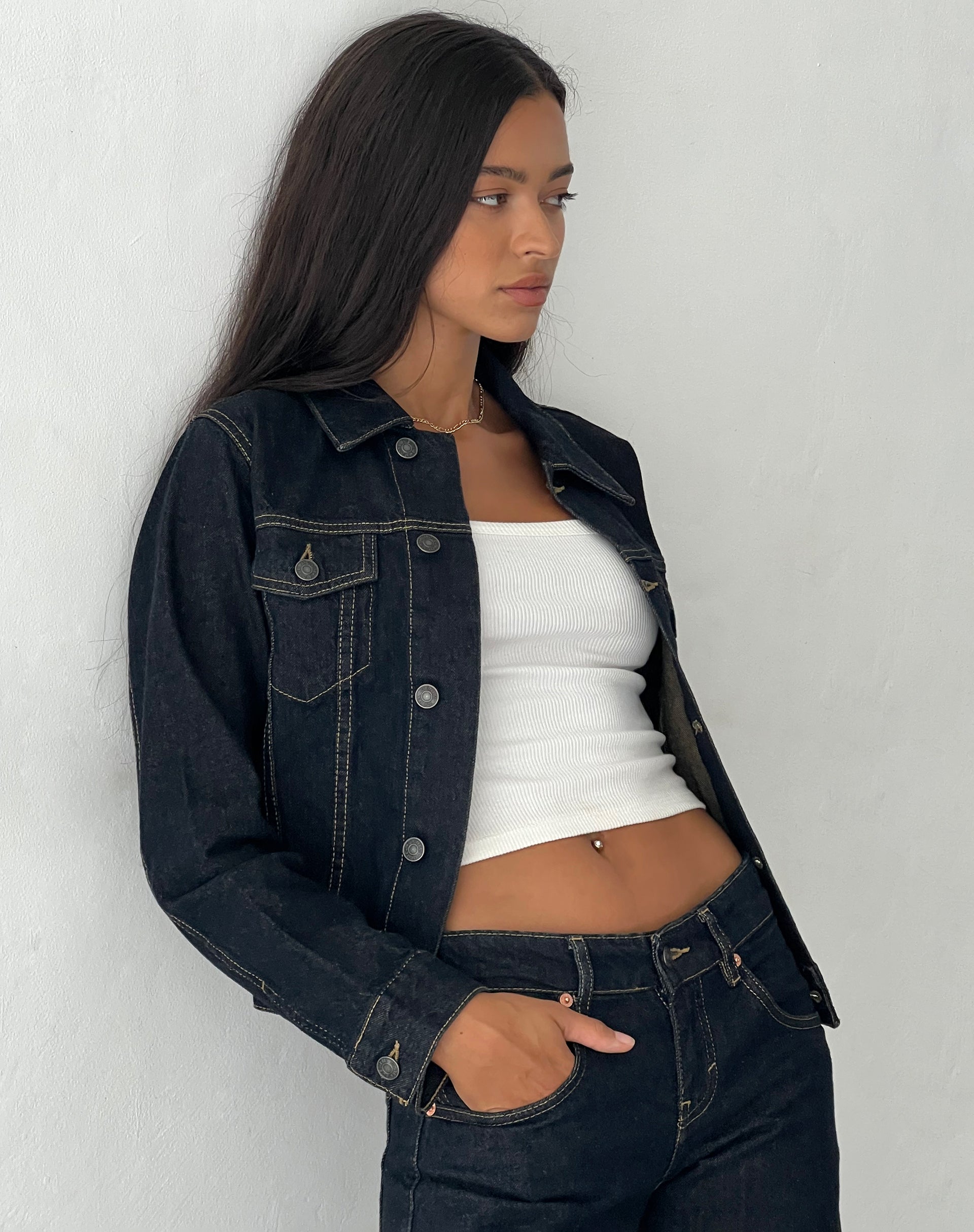 Image de la veste en jean ajustée en indigo