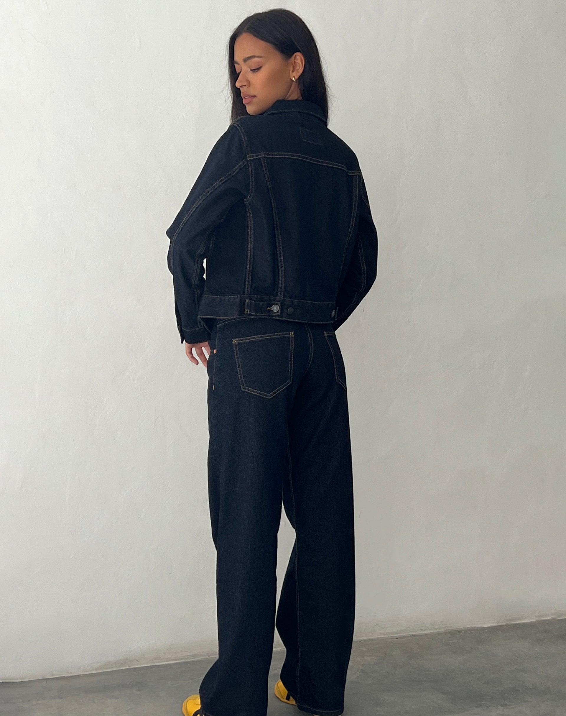 Image de la veste en jean ajustée en indigo