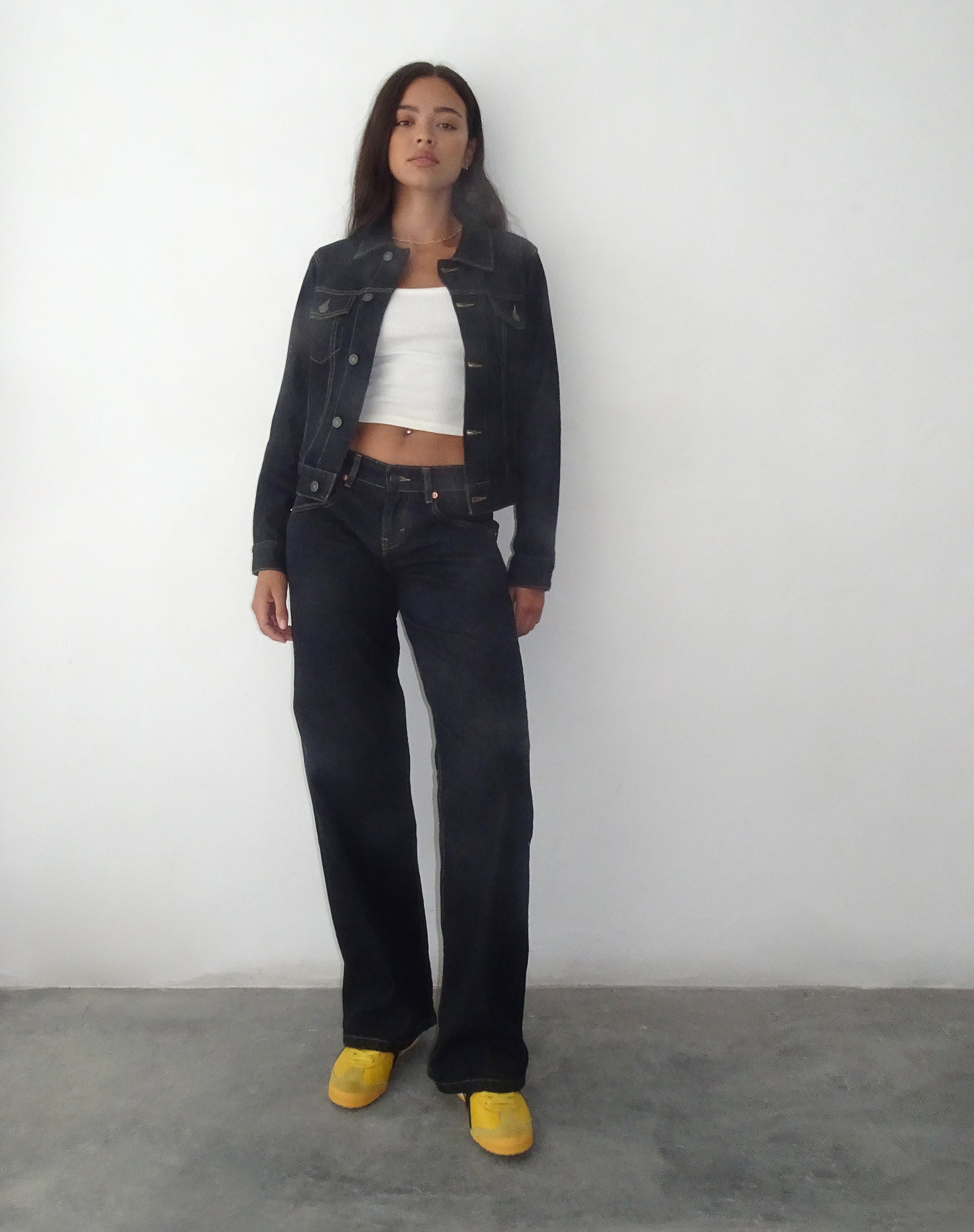 Image de la veste en jean ajustée en indigo