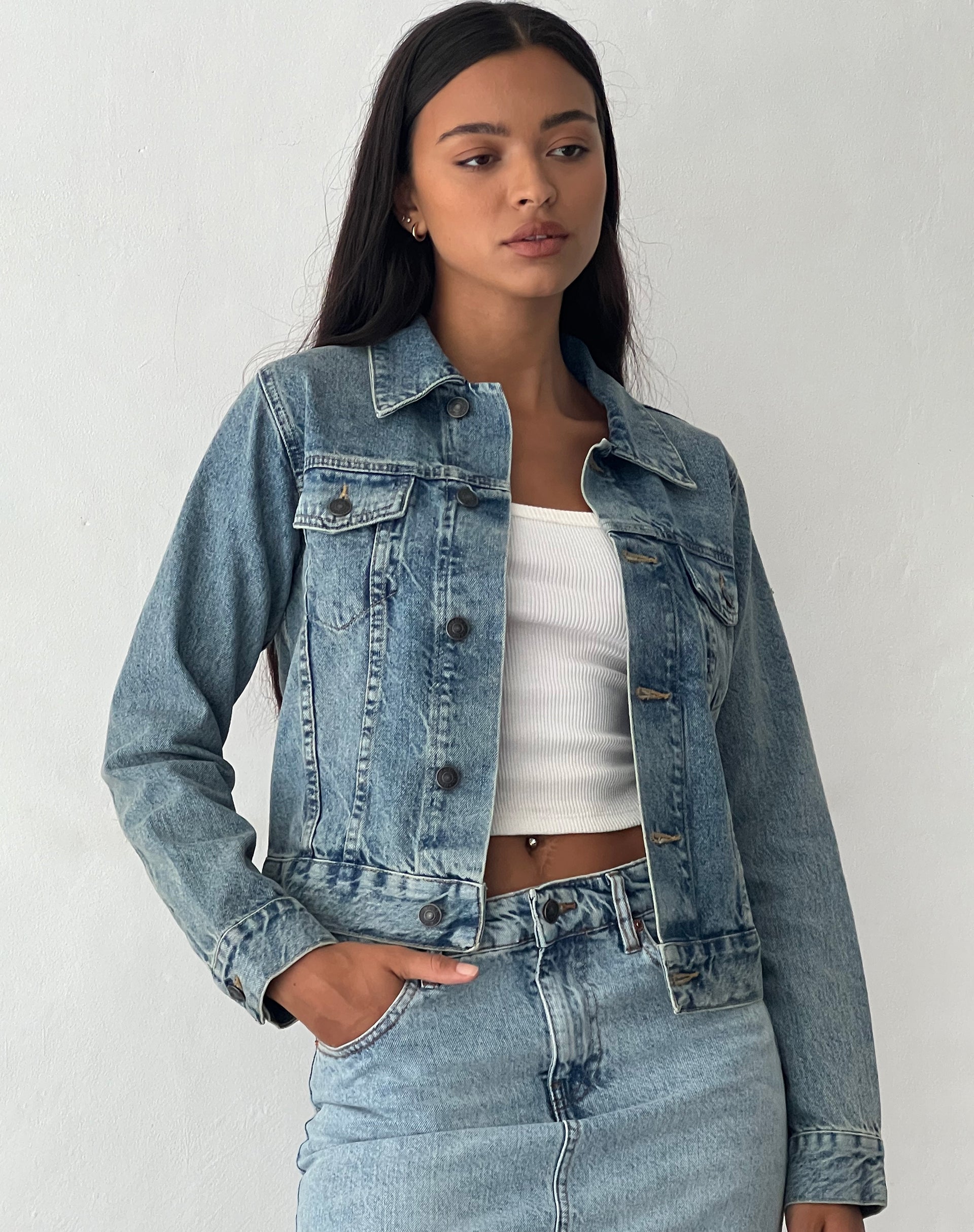 Image de la veste en jean ajustée en bleu délavé