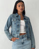 Image de la veste en jean ajustée en bleu délavé