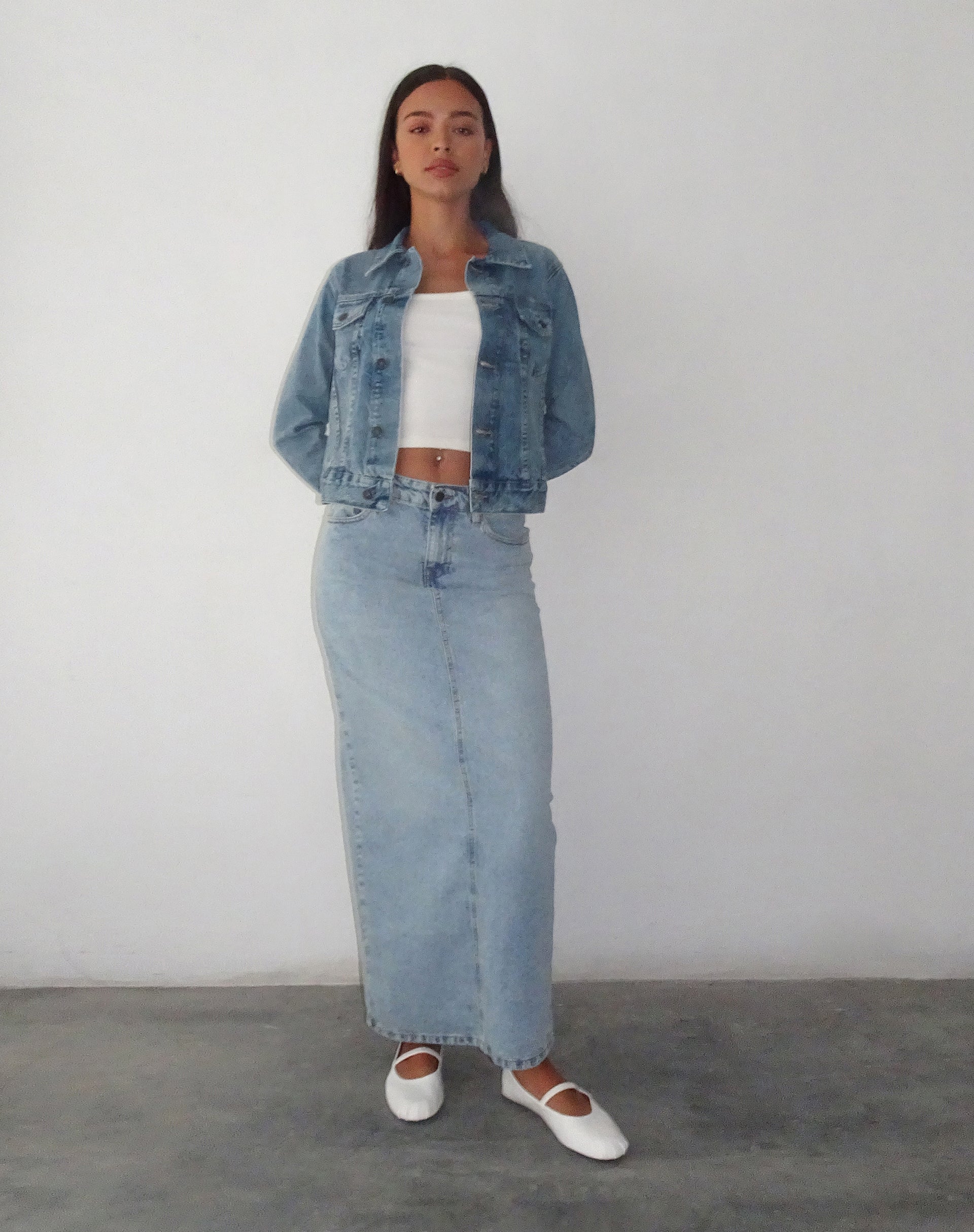 Image de la veste en jean ajustée en bleu délavé