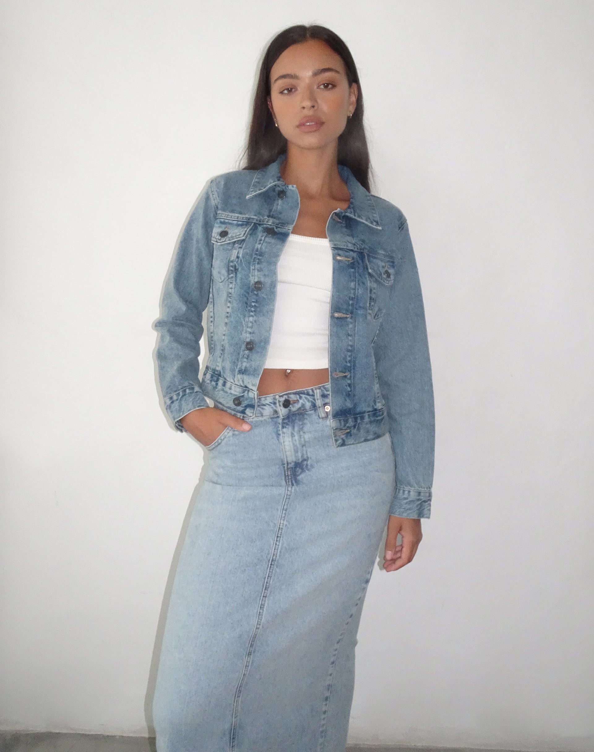 Image de la veste en jean ajustée en bleu délavé