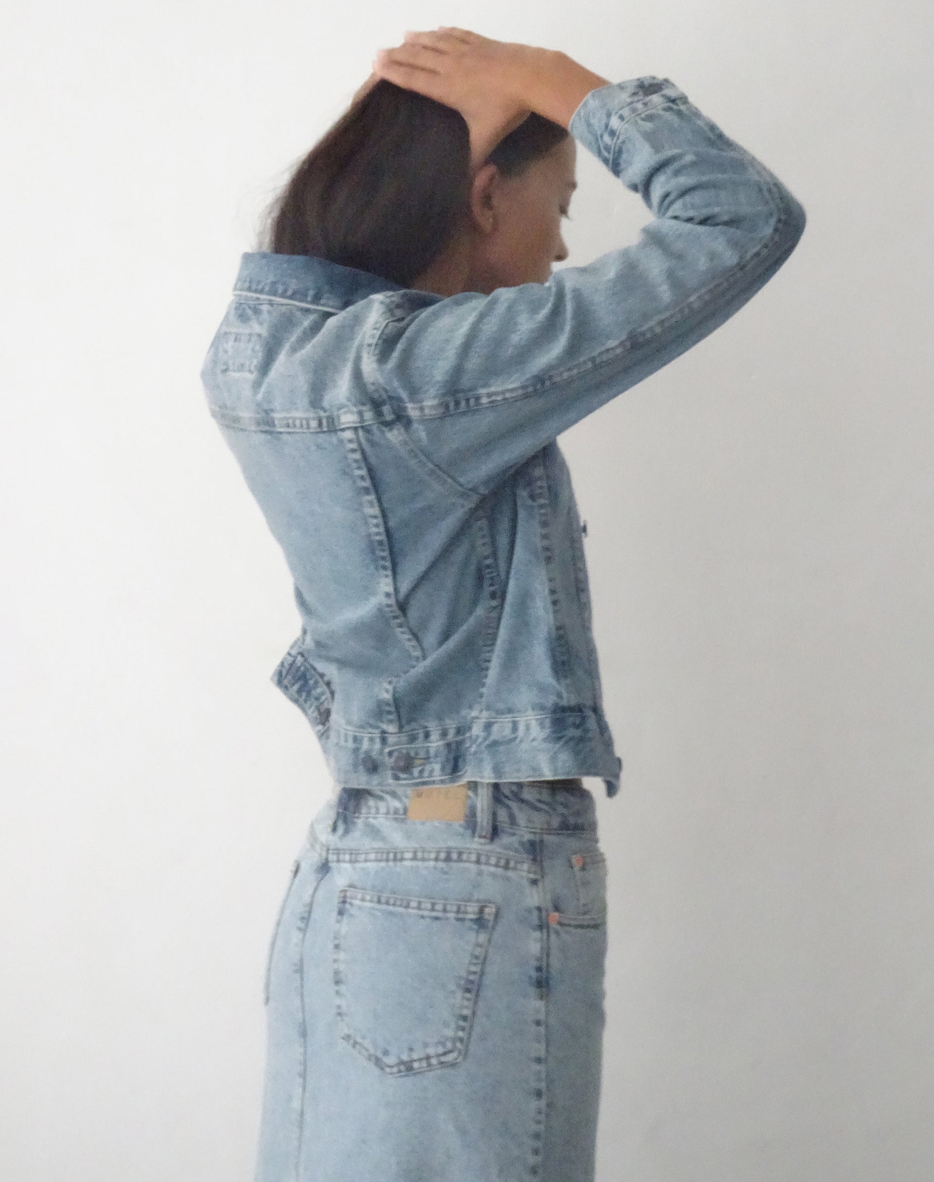 Image de la veste en jean ajustée en bleu délavé