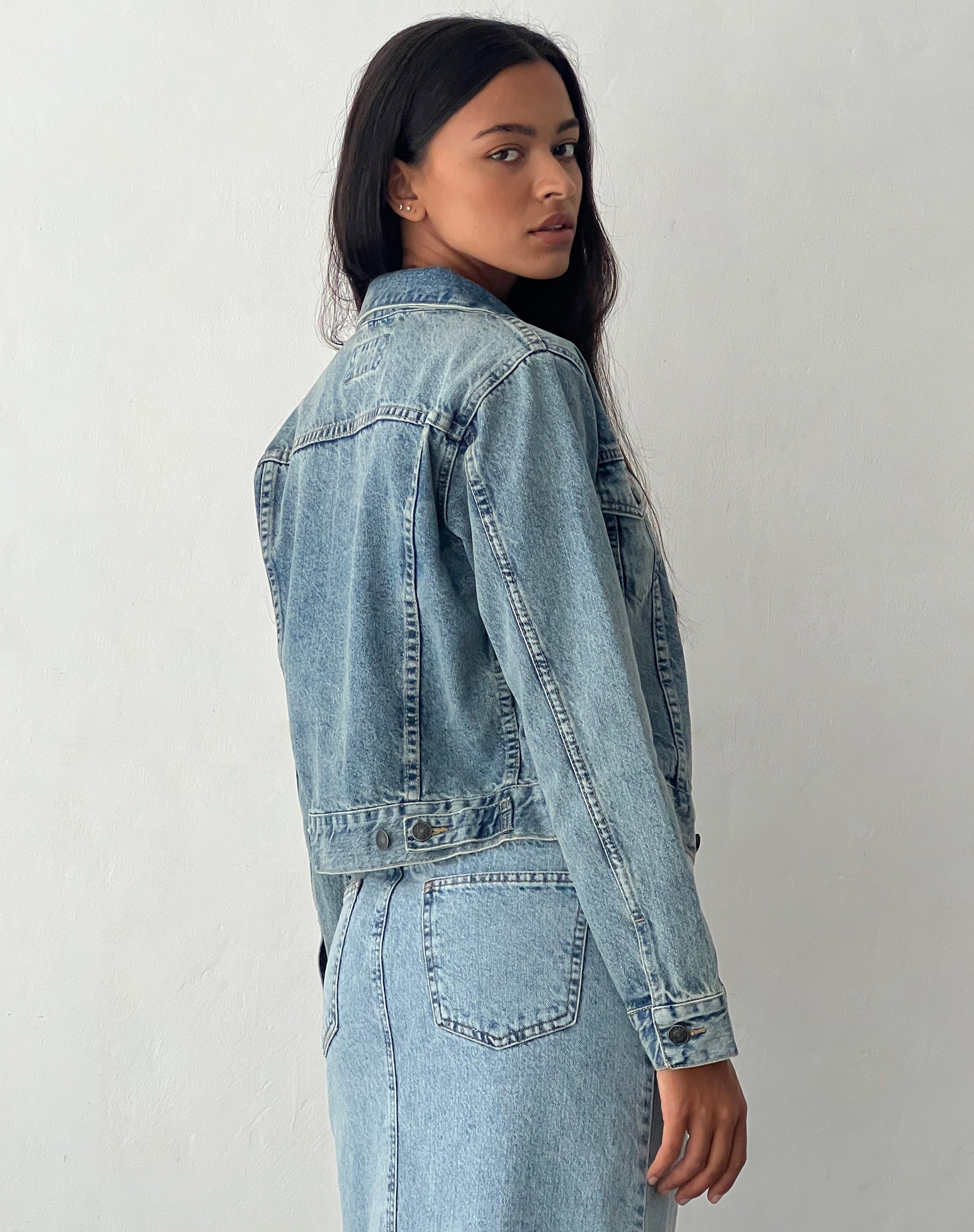 Image de la veste en jean ajustée en bleu délavé