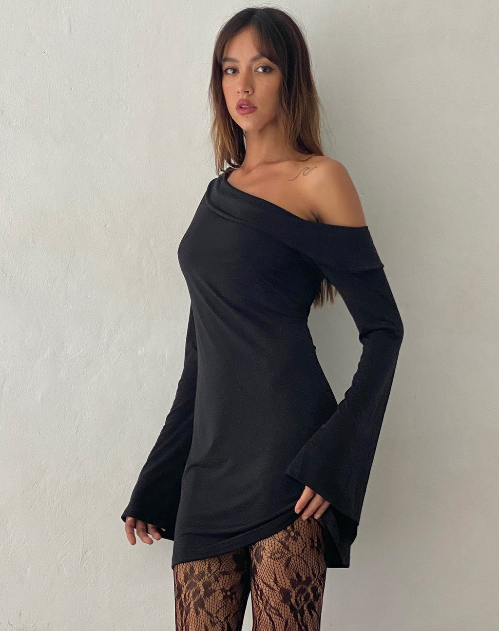 Mini robe asymétrique Fliss en noir fluide