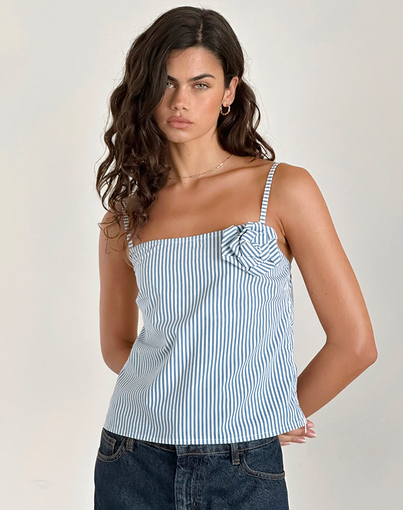 Top Flowa en bleu à petites rayures verticales avec rosette