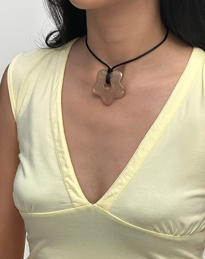 Image de Collier de fleurs en résine marron