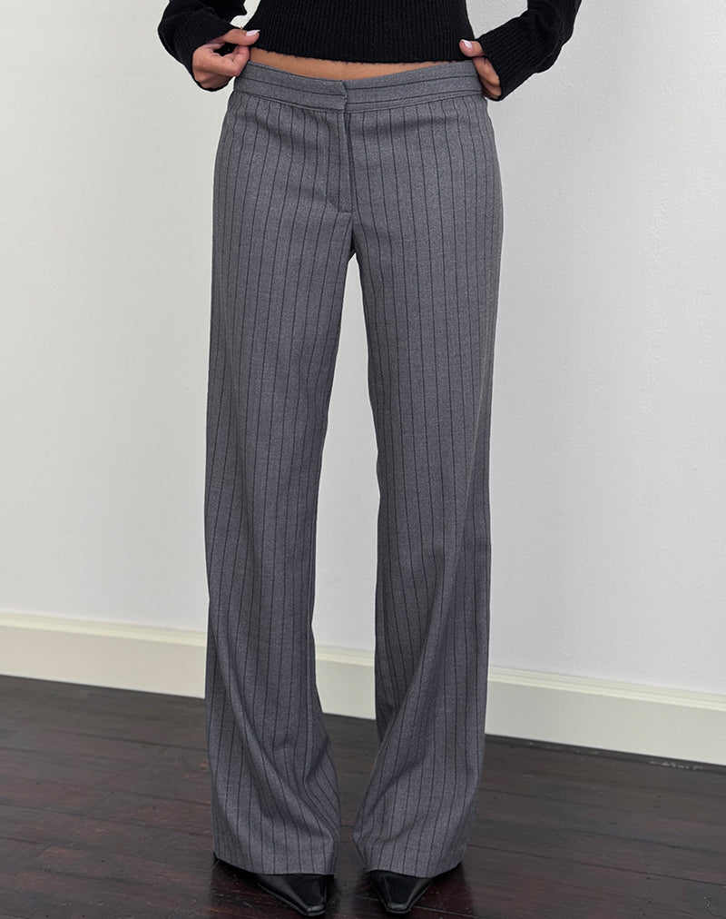 Ganta Slim Trouser in Pinstripe Charcoal (pantalon slim à rayures)