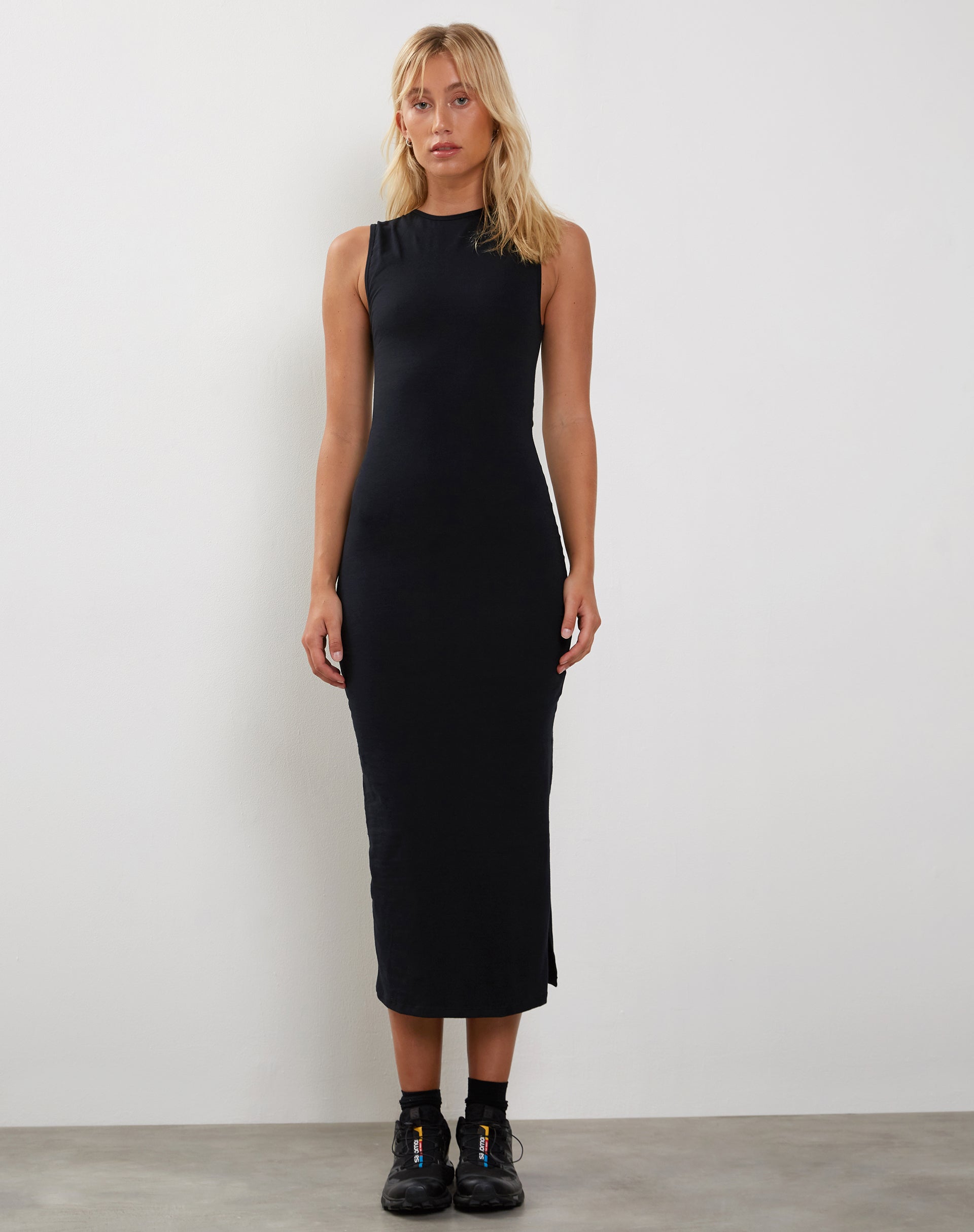 Image de la robe midi Gelena en noir