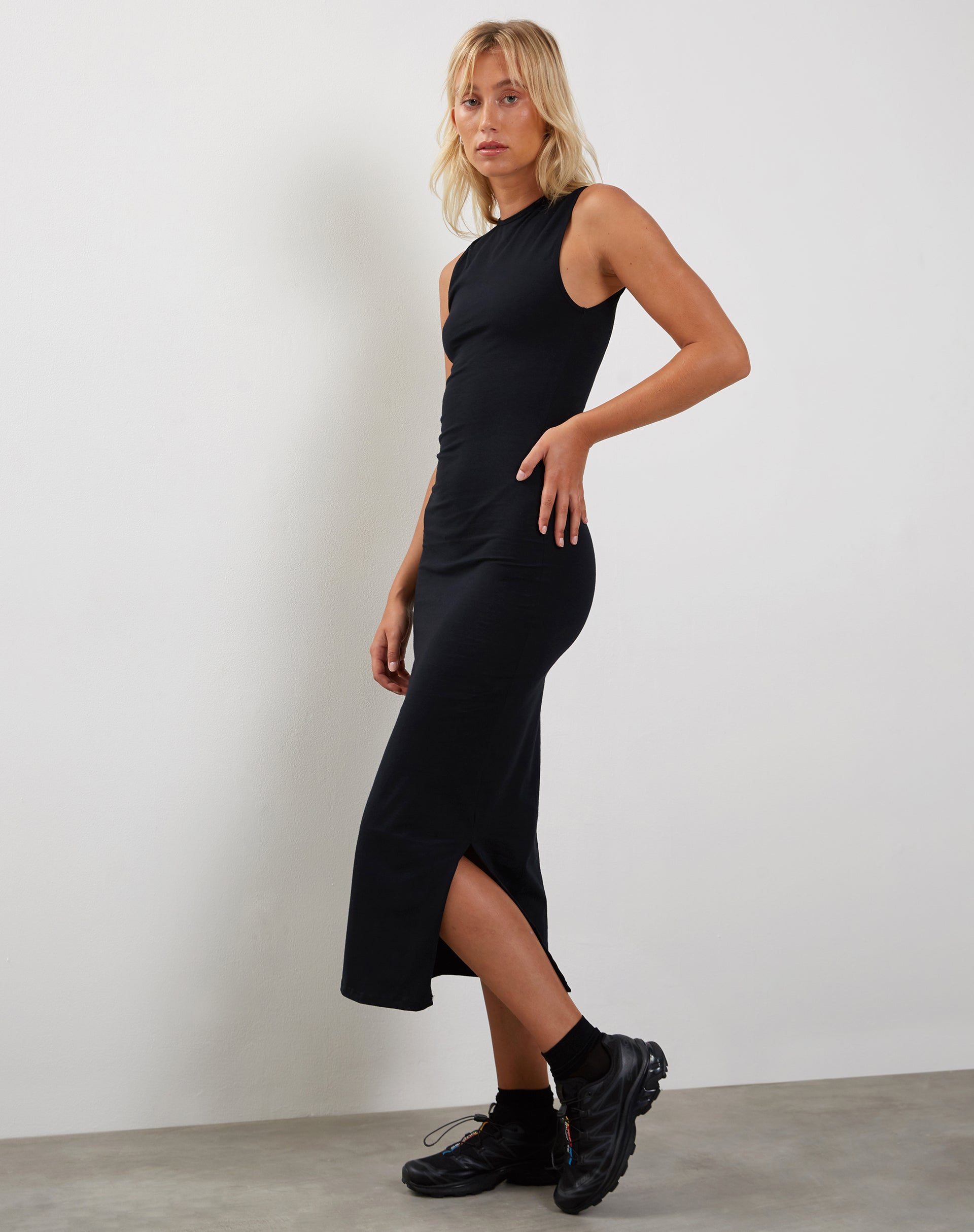 Image de la robe midi Gelena en noir