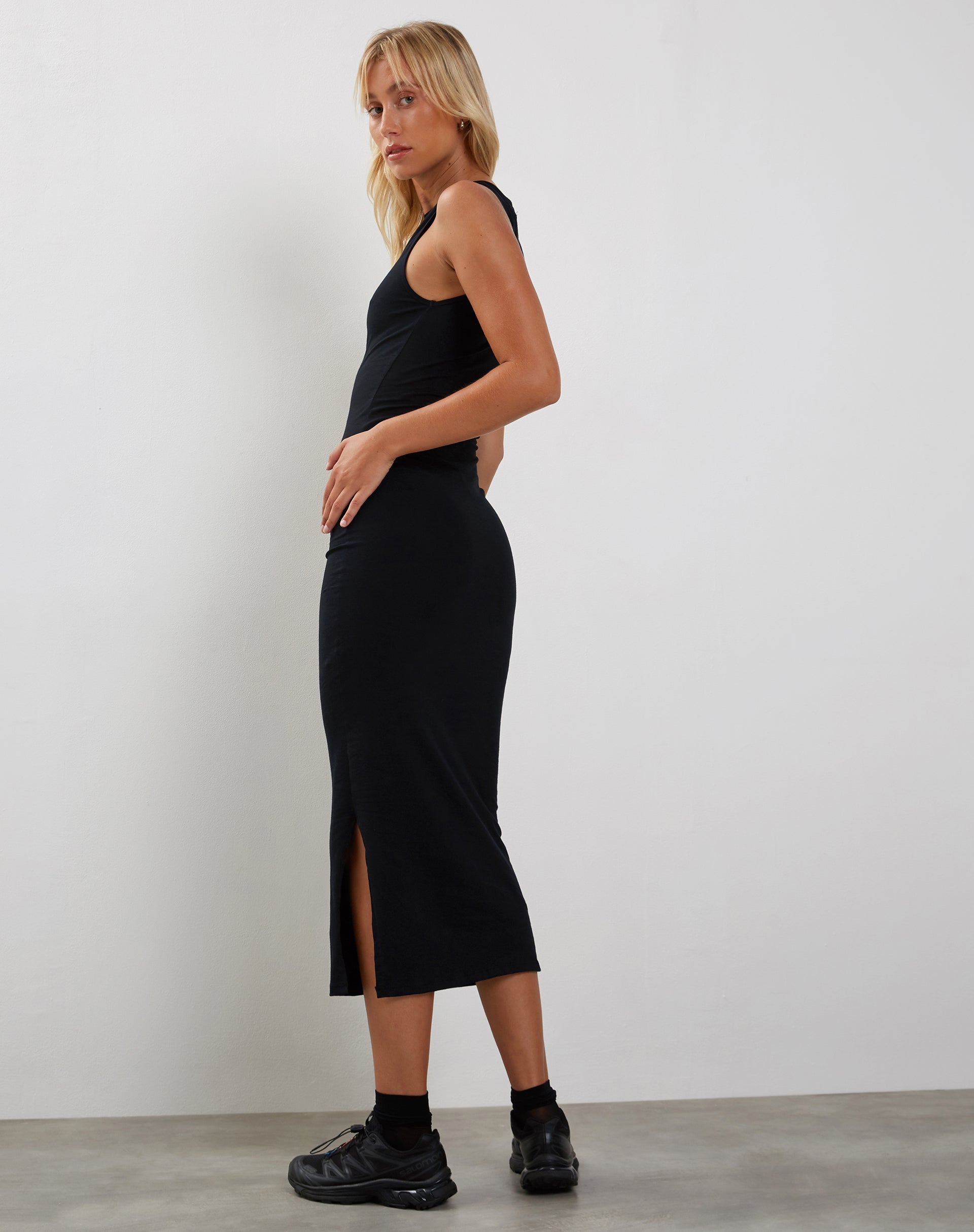 Image de la robe midi Gelena en noir