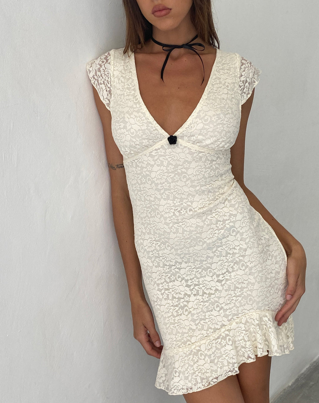 Ginevra - Mini robe à ourlet volant en dentelle rose ivoire