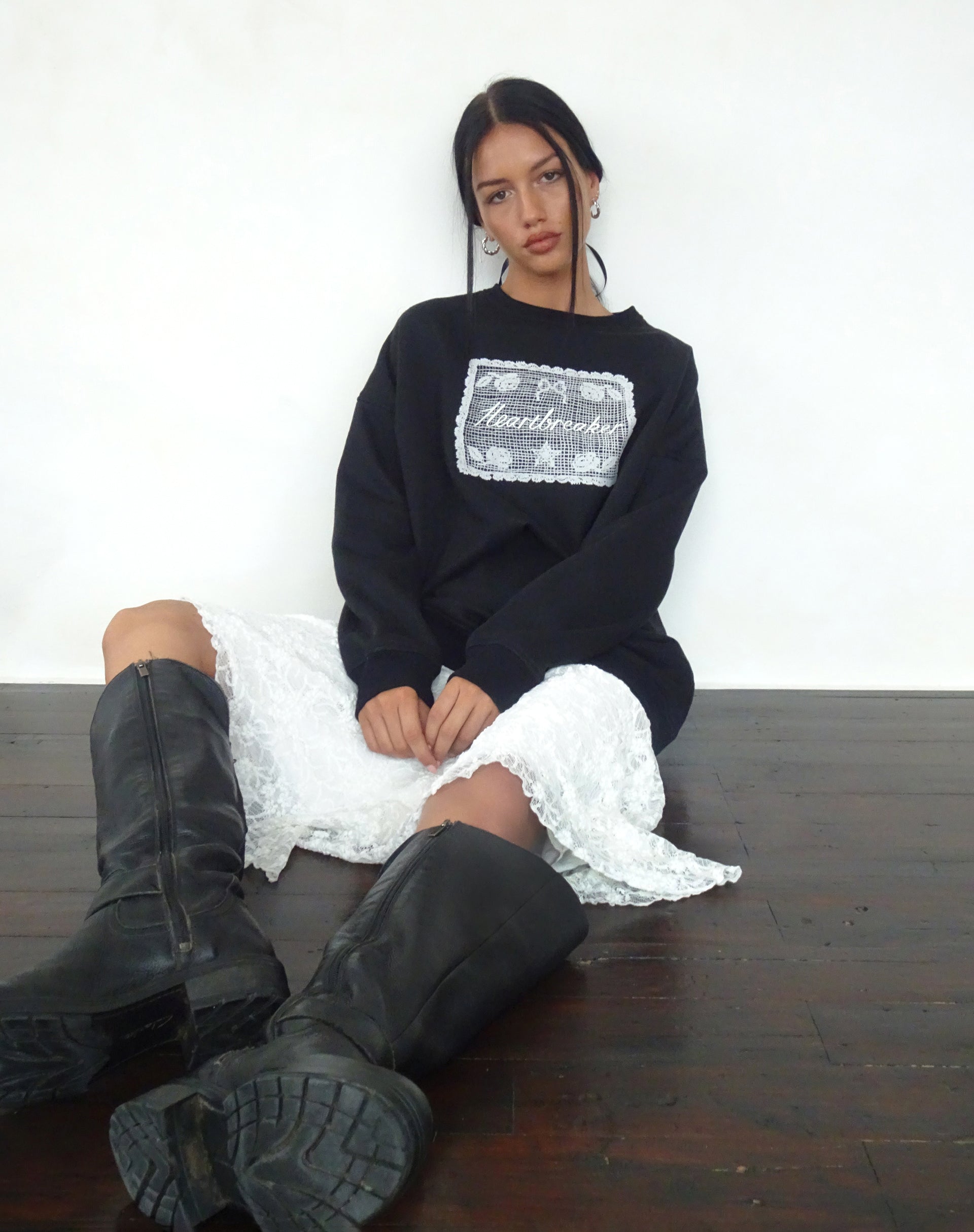 Image de Glo Oversized Sweatshirt en noir avec Heartbreaker Graphic