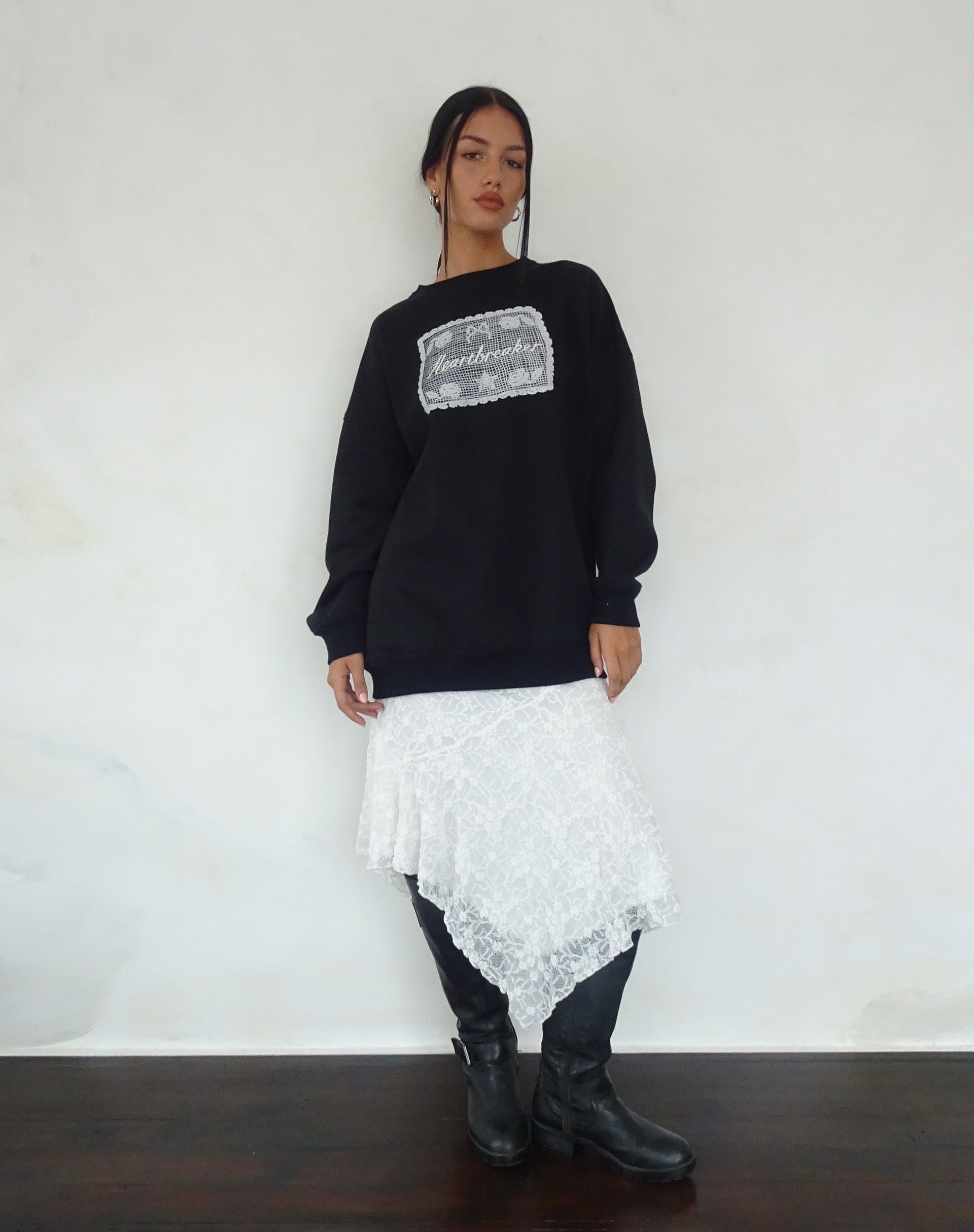 Image de Glo Oversized Sweatshirt en noir avec Heartbreaker Graphic