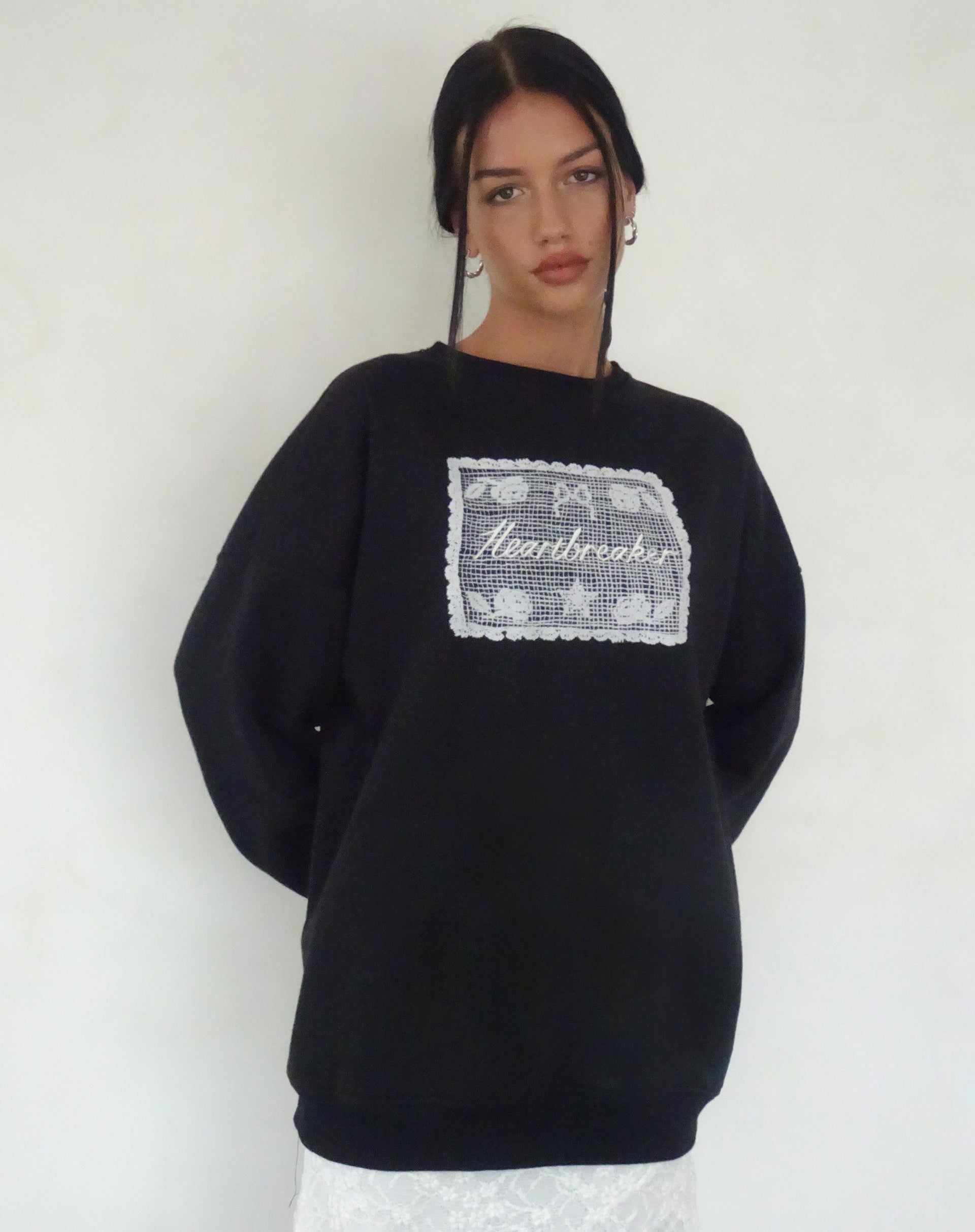 Image de Glo Oversized Sweatshirt en noir avec Heartbreaker Graphic
