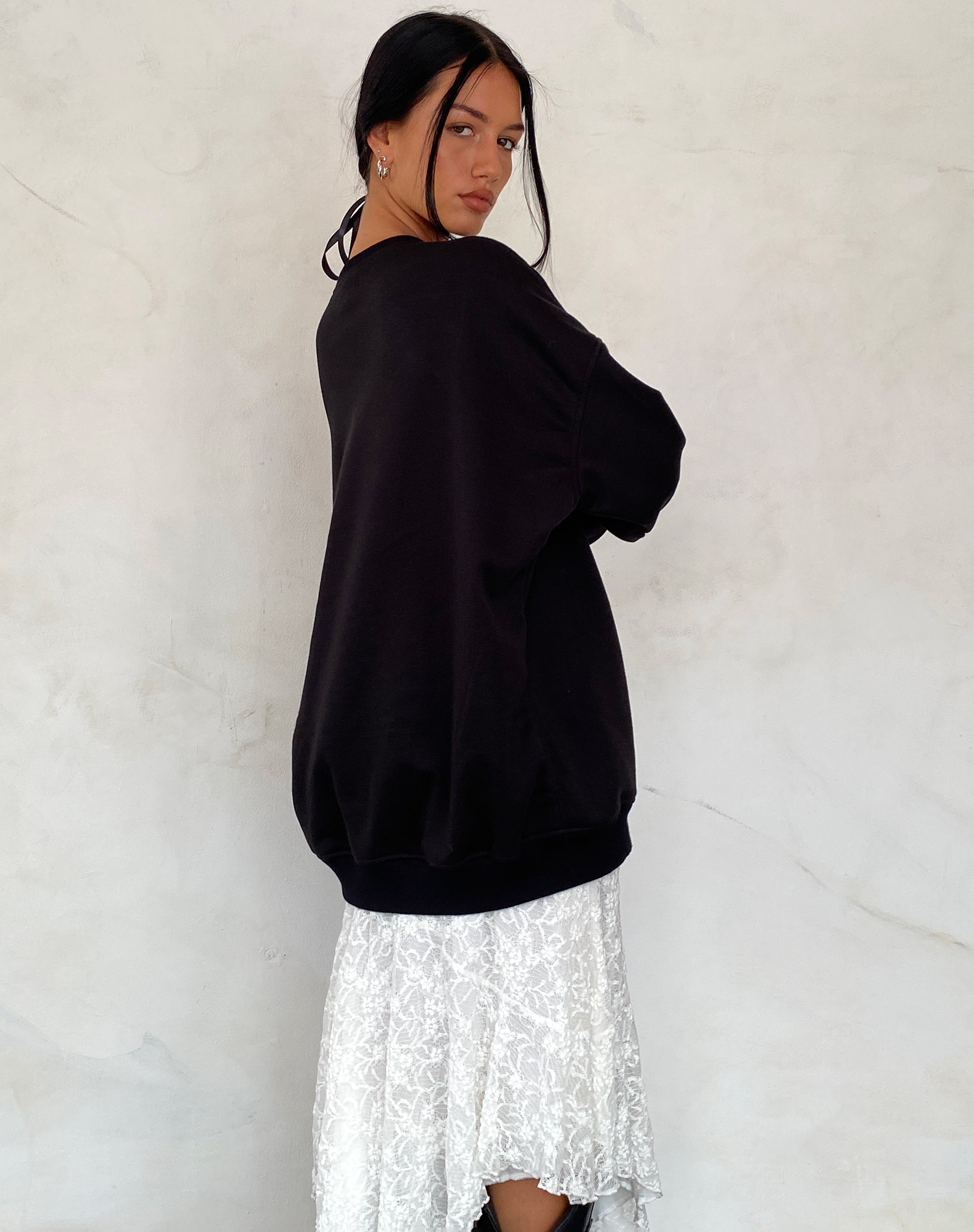 Image de Glo Oversized Sweatshirt en noir avec Heartbreaker Graphic