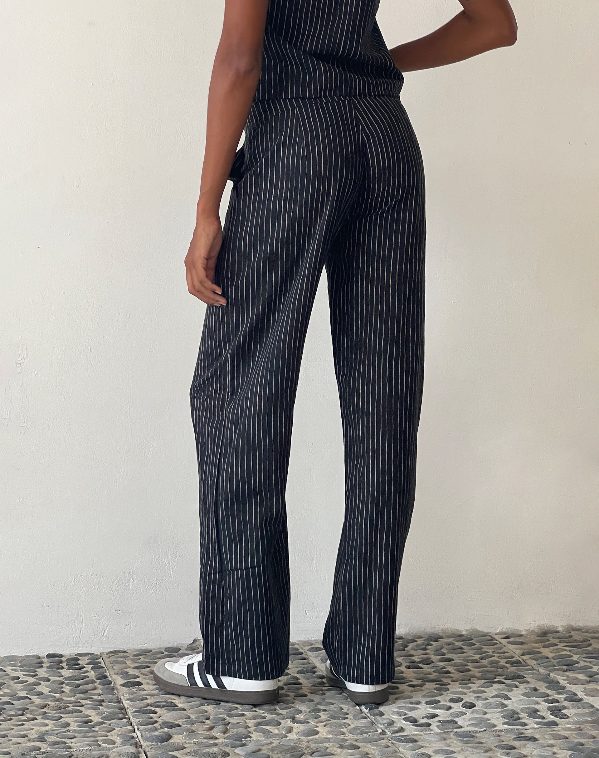 Image de marque de MOTEL X JACQUIE Graba Straight Leg Trouser in Sketchy Stripe Black