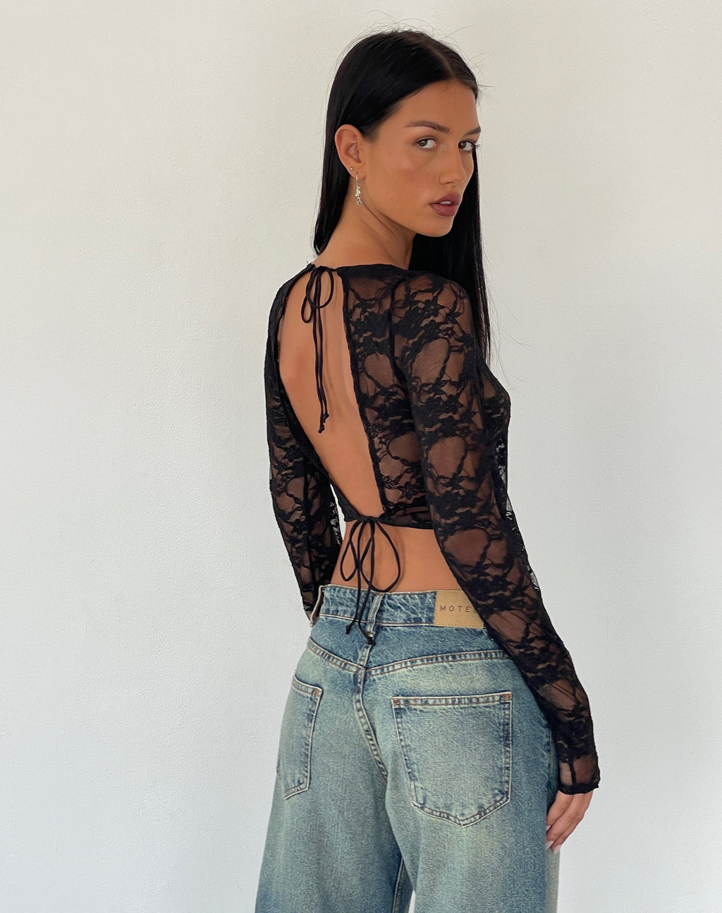 Top à manches longues et dos nu Grizelda en dentelle abstraite noire