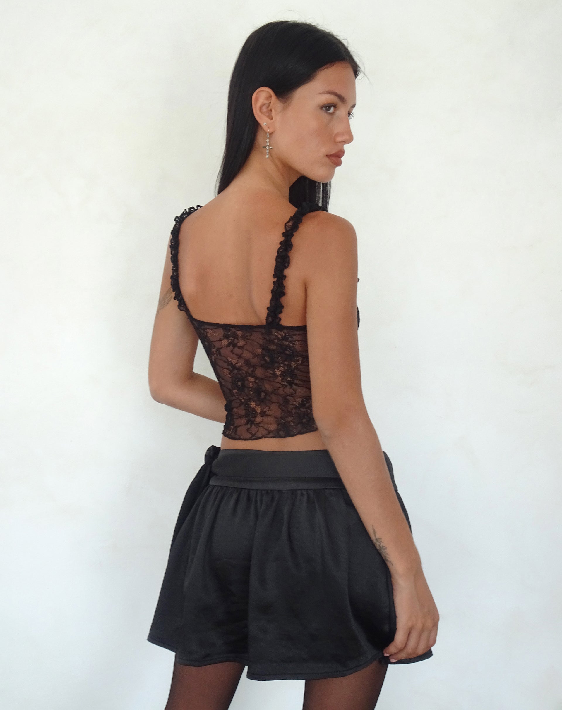 Image de Habema Mini jupe enveloppante en satin noir