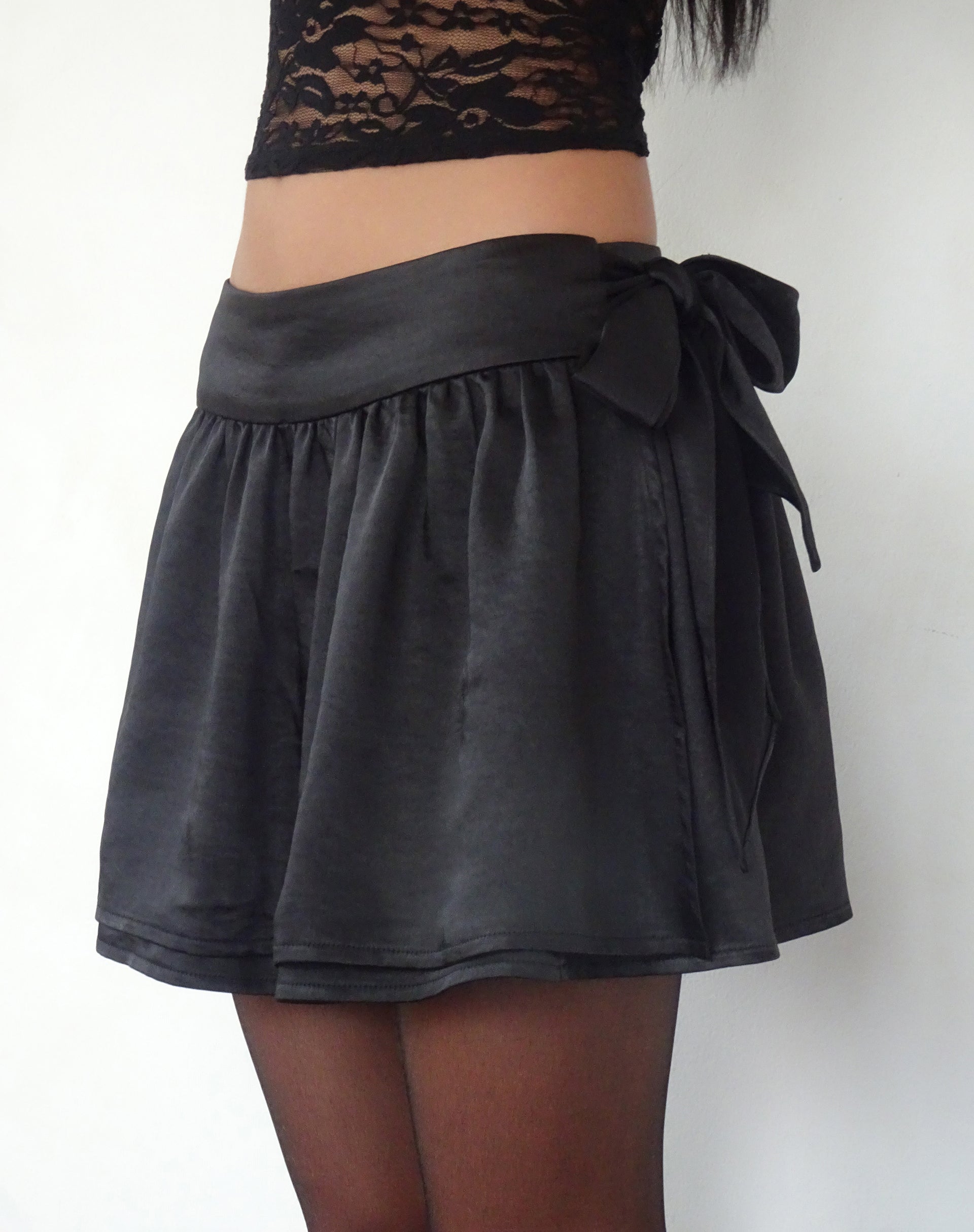 Image de Habema Mini jupe enveloppante en satin noir
