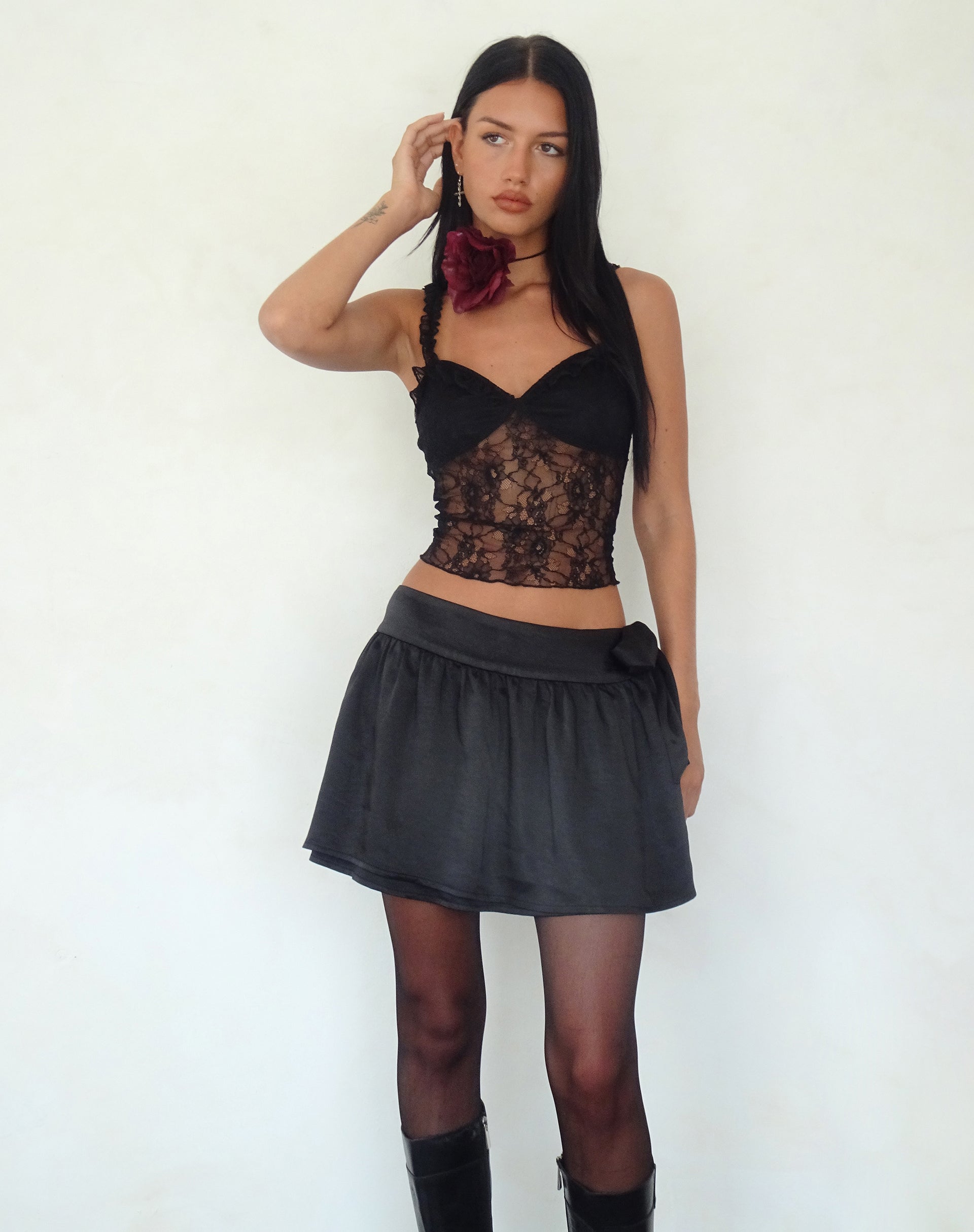 Image de Habema Mini jupe enveloppante en satin noir
