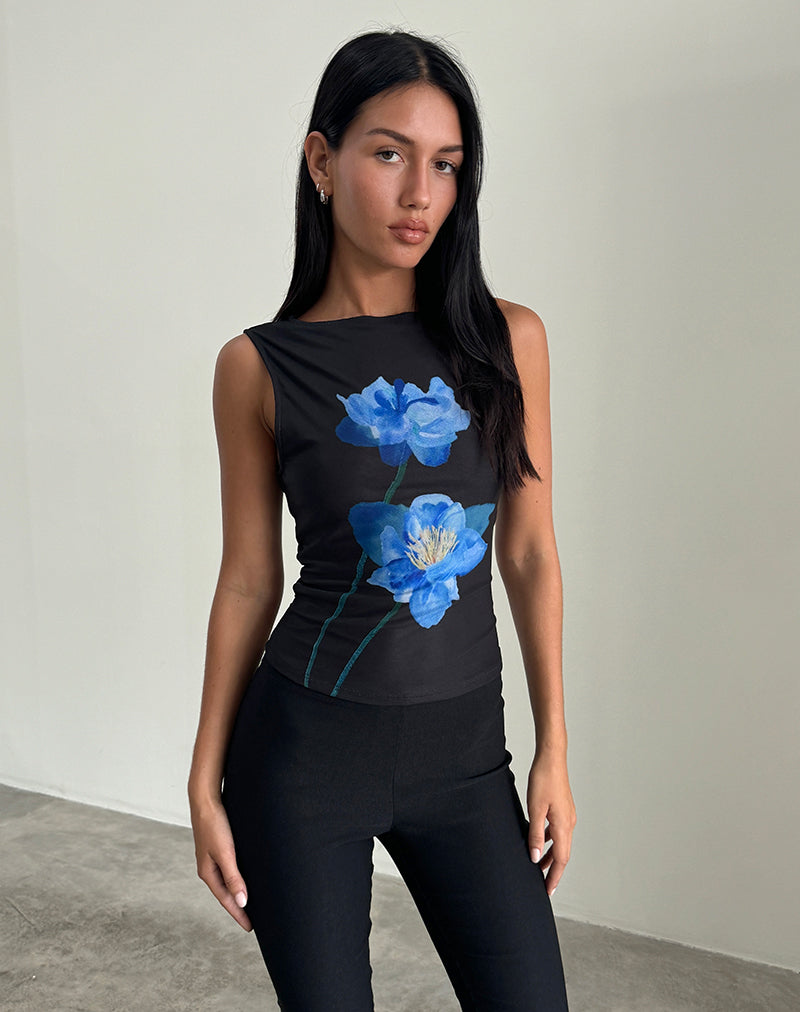 Top Hala en noir avec fleur aquarelle bleue