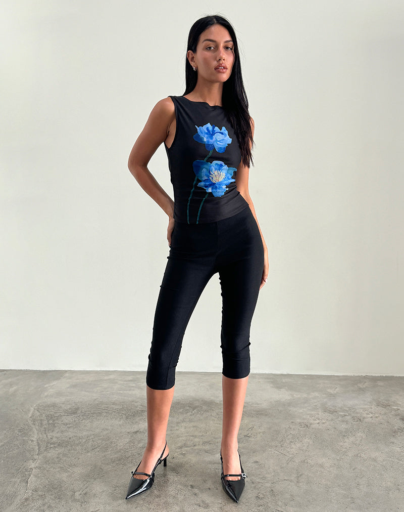 Image de Hala Top en noir avec fleur aquarelle bleue