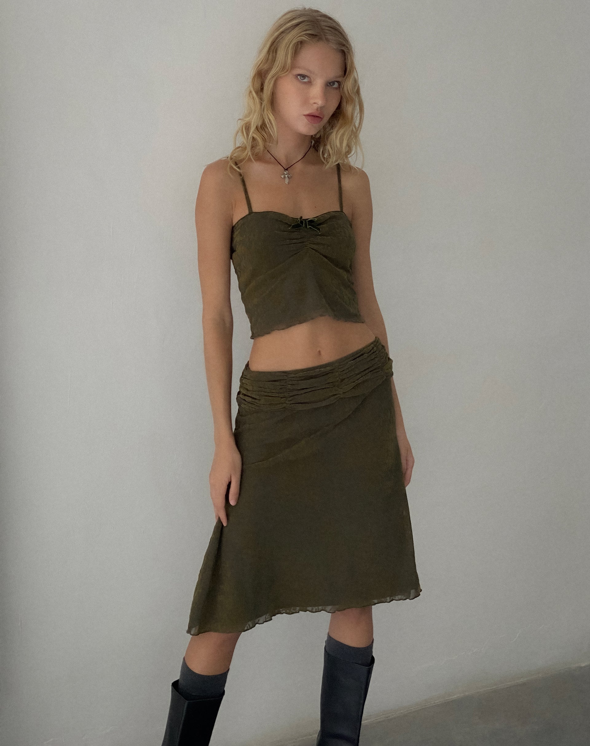 Image de Halusi Crop Top in Abstract Botanic Dark Olive