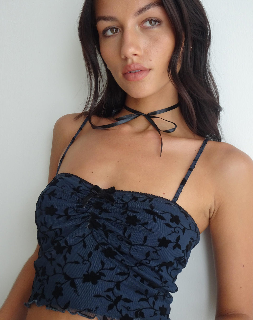 Halusi Crop Top in Pretty Petal Flock Black (Haut de forme Halusi)