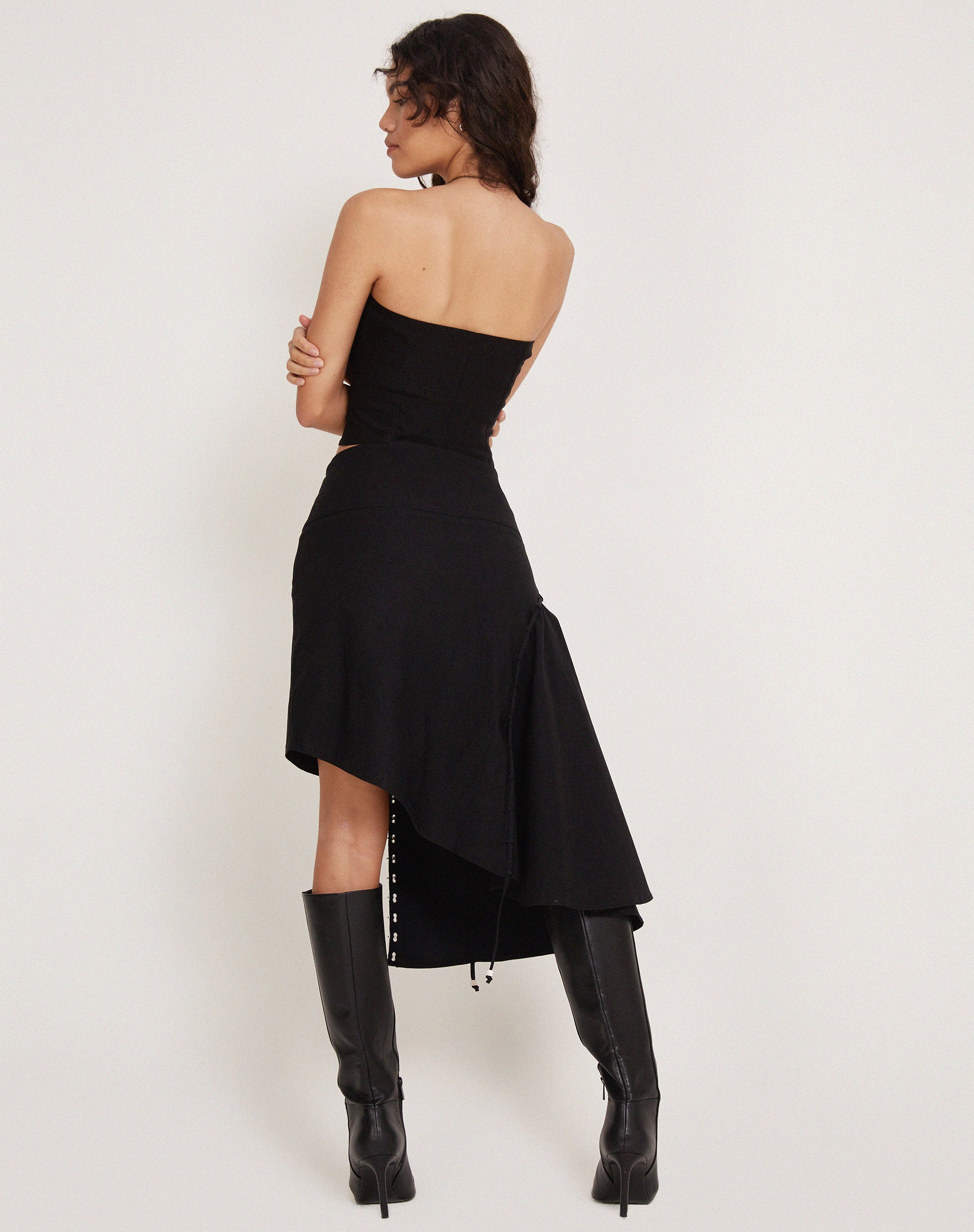 Image de la jupe midi asymétrique Carlisia en noir