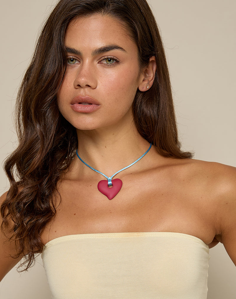Collier coeur en résine rouge