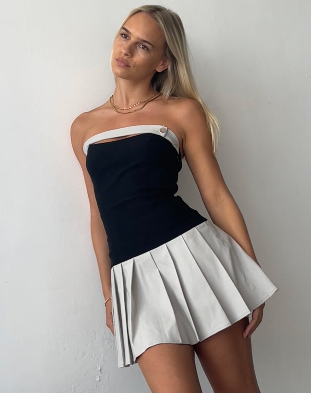Mini robe bandeau à découpes Lisma en gris tailleur et noir